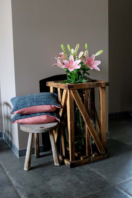 Oude mandfles in rustieke houten krat