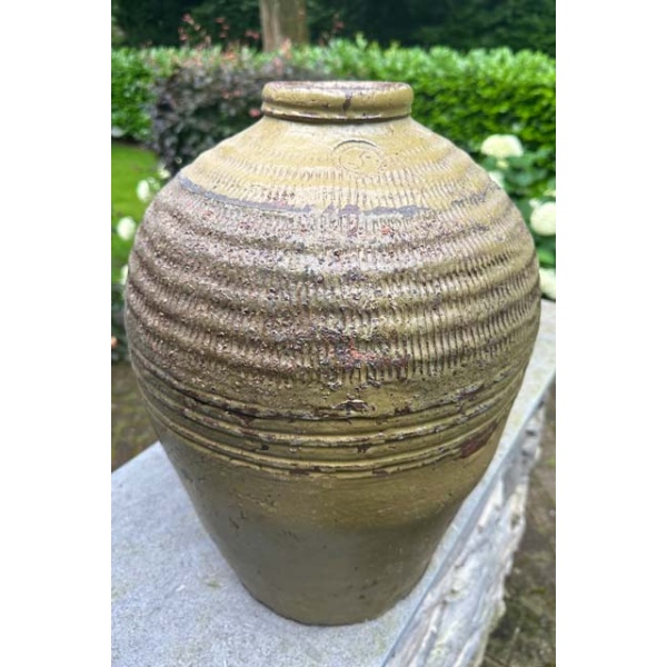 Grote stenen gemberpot