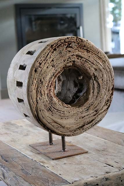 Oud houten wiel op voet