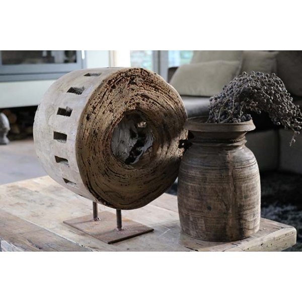 Oud houten wiel op voet