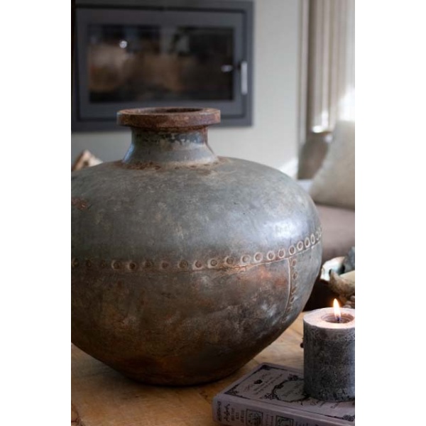 Oude metalen waterkruik