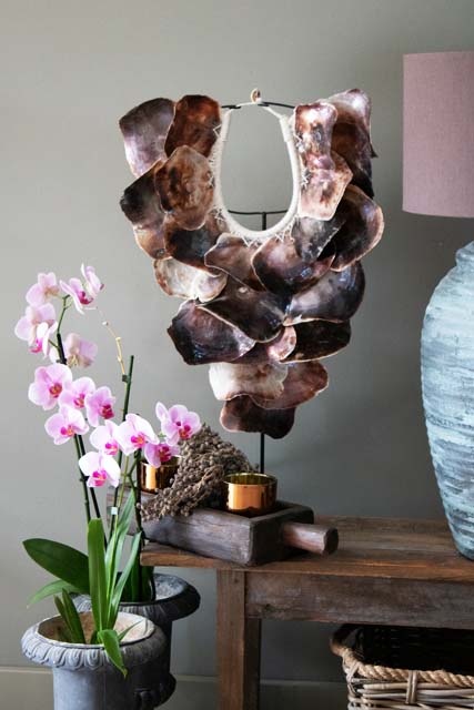 Schelpenketting op voet