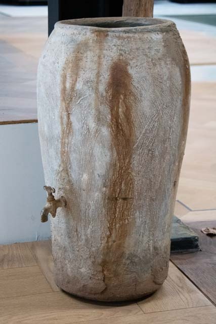 Grote oude waterpot