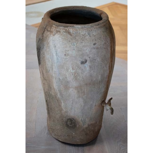 Grote oude waterpot